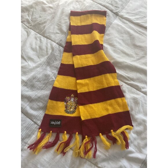 Harry Potter Gryffindor Knit Scarf Red & Yellow Striped With Crest - Picture 3 of 4